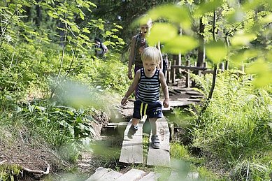 Ein Mann und eine Frau beim Wandern in der Natur rund um das Familienhotel Feldberger Hof im Schwarzwald 