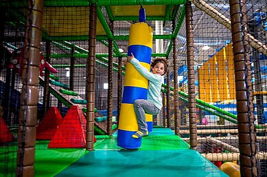 Der Bobos Funpark mit unzähligen Spielmöglichkeiten für Kinder im Familienhotel Kolping Hotel Spa & Family Resort in Ungarn.