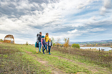 Wandern in der Rhön: Familie wandert auf dem "Spatzenstieg".