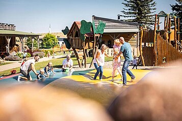 Spielplatz des Elldus Resorts während Kinder mit Ihren Eltern spielen.