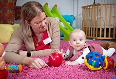 Spielecke mit verschiedenen Spielzeugen und einem Legotisch im Familienhotel Gut Landegge im Emsland.