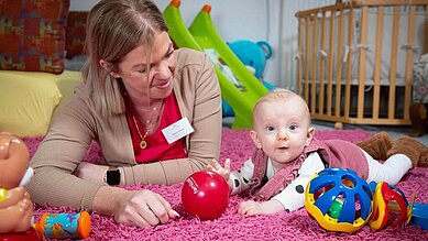 Spielecke mit verschiedenen Spielzeugen und einem Legotisch im Familienhotel Gut Landegge im Emsland.