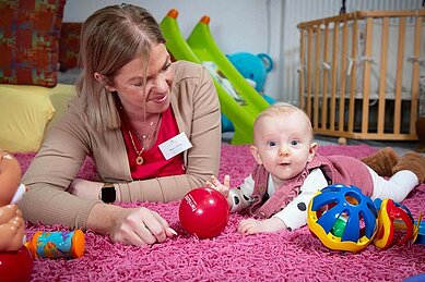 Spielecke mit verschiedenen Spielzeugen und einem Legotisch im Familienhotel Gut Landegge im Emsland.