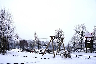 Verschneiter Spielplatz des Familienhotels Landhuus Laurenz im Münsterland.