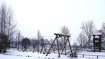 Verschneiter Spielplatz des Familienhotels Landhuus Laurenz im Münsterland.