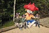 Kinder spielen mit dem Pirat-Maskottchen des Familien Wellness Hotel Seeklause an der Ostsee.