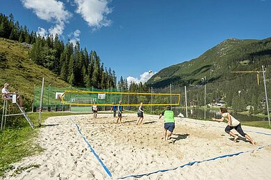 Beachvolleyball spielen im Familienhotel Zauchenseehof im Salzburger Land