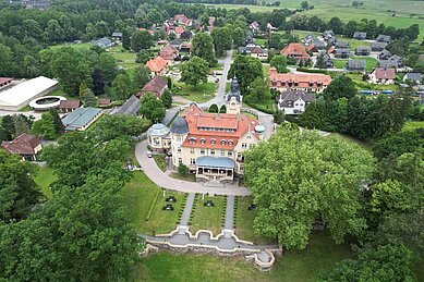 Luftaufnahme vom Bernsteinreiter Schlossresort in Wendorf