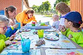 Kinder malen und basteln in der Kinderbetreuung des Familienhotels Landhuus Laurenz.