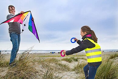 Kinder lassen Drachen steigen am Nordseestrand