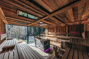 Geräumige Eventsauna mit Panoramablick auf die Landschaft im Familienhotel Engel Gourmet & Spa in Südtirol.