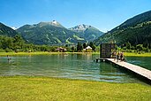 Badesee inmitten der Naturlandschaft am Familienhotel Sonngastein in Bad Gastein.