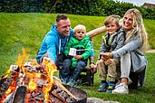 Familie mit Kindern am Lagerfeuer im Familienhotel Strandkind an der Ostsee