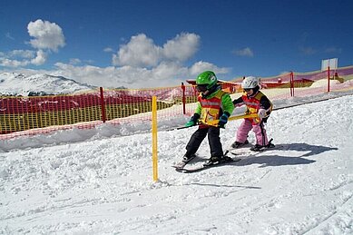 Gäste vom Familienhotel Kinderhotel Sailer fahren in Pitztal Ski.