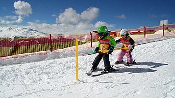 Gäste vom Familienhotel Kinderhotel Sailer fahren in Pitztal Ski.