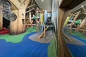 Wunderschön ausgebauter Indoor-Spielplatz des Familienhotels Ulrichshof im Bayerischenwald.