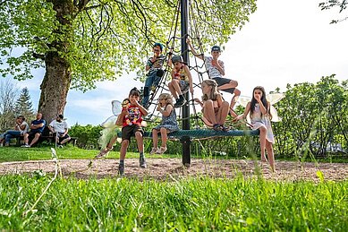 Kinder auf dem Outdoor-Kinderspielplatz im Familienhotel Mein Krug im Fichtelgebirge.