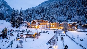 Das Familienhotel Habachklause im Salzburger Land umgeben von Schnee