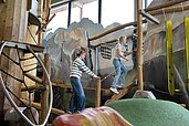 Kinder toben im Indoor-Spielplatz des Familienhotels Ulrichshof im Bayerischen Wald.