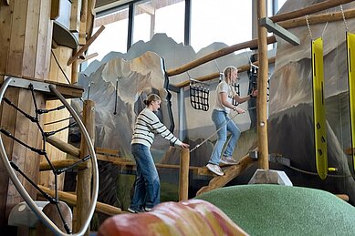 Kinder toben im Indoor-Spielplatz des Familienhotels Ulrichshof im Bayerischen Wald.