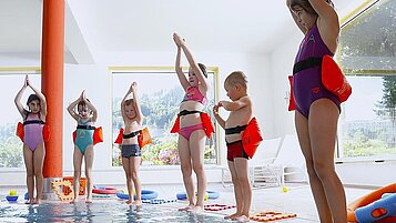 Einige Kinder lernen das Schwimmen in der Schwimmschule im Hotel Mein Krug im Fichtelgebirge