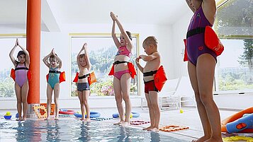 Einige Kinder lernen das Schwimmen in der Schwimmschule im Hotel Mein Krug im Fichtelgebirge