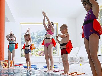 Einige Kinder lernen das Schwimmen in der Schwimmschule im Hotel Mein Krug im Fichtelgebirge