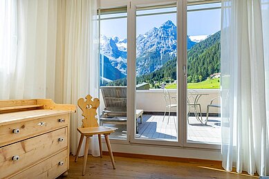 Aussicht auf die Berge über den Balkon der Suite im Familienhotel Bella Vista in Südtirol.