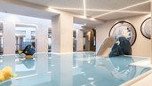 Ein Blick auf den Babypool im Alpenhotel Kindl in Tirol