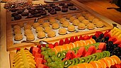 Frisches Dessertbuffet mit vielen leckeren Nachspeißen im Familienhotel Sonne Bezau im Bregenzerwald.