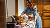 Mutter und Tochter bedienen sich am Kinderbuffet des Familienhotels Alpengasthof Hochegger in Kärnten