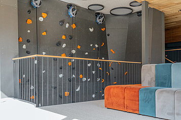 Neue Kletterwand für Kinder und Teens im Alpenhotel Kindl