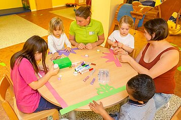 Im Familienhotel Engel im Schwarzwald basteln Kinder zusammen in der Kinderbetreuung.