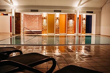 Der Indoor-Pool des Familienhotels Landhaus Averbeck in der Lüneburger Heide umgeben von Liegen zum Entpsannen.