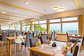 Restaurant mit Panoramafenstern und Kinderhochstühlen im Familienhotel Familien Resort Petschnighof in Kärnten.