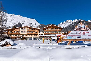 Das Familienhotel Lärchenhof von außen im Winter.