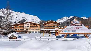 Das Familienhotel Lärchenhof von außen im Winter.