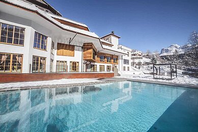 Winteransicht auf den Pool vom Familienhotel Engel Gourmet & Spa in Südtirol.