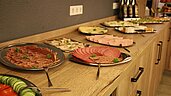 Frühstücksbuffet mit Brötchen und Marmelade im Familienhotel Sauerland