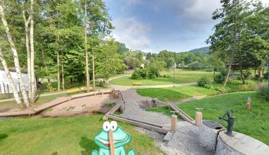 Blick auf den Wasserspielplatz mit einer tollen Aussicht auf die Natur im Familienhotel Mein Krug im Fichtelgebirge.