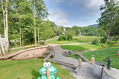 Blick auf den Wasserspielplatz mit einer tollen Aussicht auf die Natur im Familienhotel Mein Krug im Fichtelgebirge.