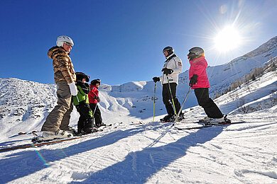 Liechtenstein im Winter: Familie beim Skifahren in Malbun.