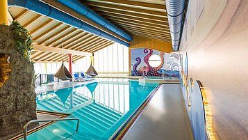 Großes Schwimmbad mit Liegemöglichkeiten im Familienhotel Spa- & Familien-Resort Krone im Allgäu.