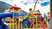 Großer Outdoor Spielplatz mit Rutschen im Familienhotel Lärchenhof in Tirol