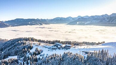 Das Familienhotel Allgäuer Berghof liegt in einzigartiger Panorama-Alleinlage auf 1.200 Metern Höhe. Im Winter tauchen Familien hier in ein wahres Winterparadies ein.