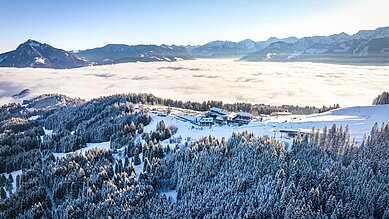 Das Familienhotel Allgäuer Berghof liegt in einzigartiger Panorama-Alleinlage auf 1.200 Metern Höhe. Im Winter tauchen Familien hier in ein wahres Winterparadies ein.