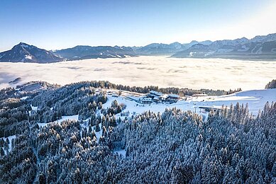 Das Familienhotel Allgäuer Berghof liegt in einzigartiger Panorama-Alleinlage auf 1.200 Metern Höhe. Im Winter tauchen Familien hier in ein wahres Winterparadies ein.