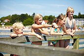 Kinder beim Baden am Strand der Lübecker Bucht