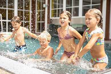 Kinder planschen im Pool des Galtenberg Family & Wellness Resorts in Tirol.