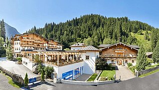 Außenansicht im Sommer vom Familienhotel Habachklause im Salzburger Land.